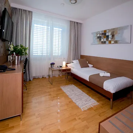 Bartos Hotel